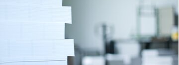 Gestapeltes Druckerpapier in Grossmenge bei der Lagerung – Symbolbild für Palette Papier