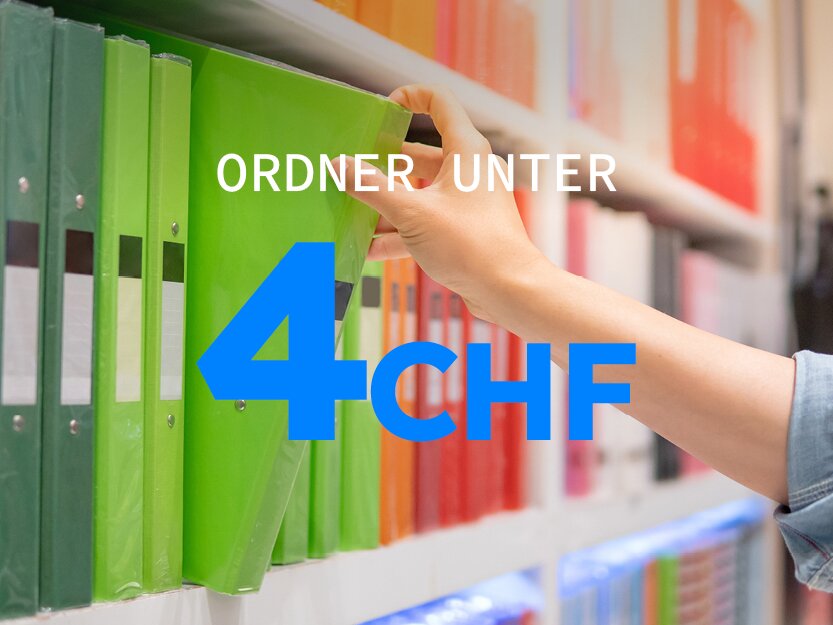 Grüne Aktenordner im Regal. Werbegrafik mit dem Hinweis „Ordner unter 4 CHF“.
