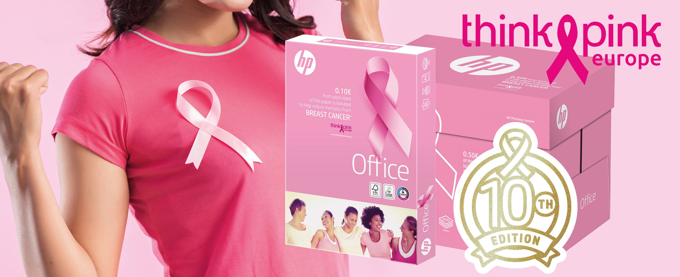 Think-Pink-Europe-Banner mit Frau im pinken Shirt und Brustkrebs-Schleife. Daneben pinke HP Office Papierverpackungen im Think-Pink-Design sowie ein Emblem „10th Edition“.