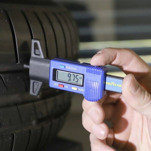 GOODYEAR Kit de changement de roue de voiture, 11 pièces